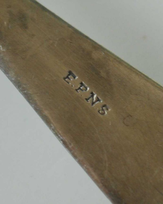 アンティーク シルバー製　アンティーク雑貨　英国輸入のアンティークシルバーカトラリー、葡萄の装飾が美しいプレザーブドスプーン。裏側には品質の証ホールマークが付いていました。(m-2892-z)