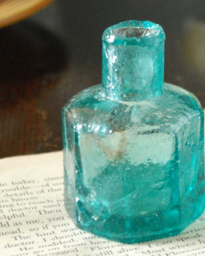 アンティーク ガラスボトル　アンティーク雑貨　ガラスのアンティーク雑貨、ブルーグリーンがきれいな八角形のインクボトル。昔の文具用品の必須アイテム今のようにボールペンがない時代、ここに入ったインクをペン先に付けながら書いていたんだな･･･と思うだけで、なんだかワクワクする小さなアンティークです。(m-2897-z)