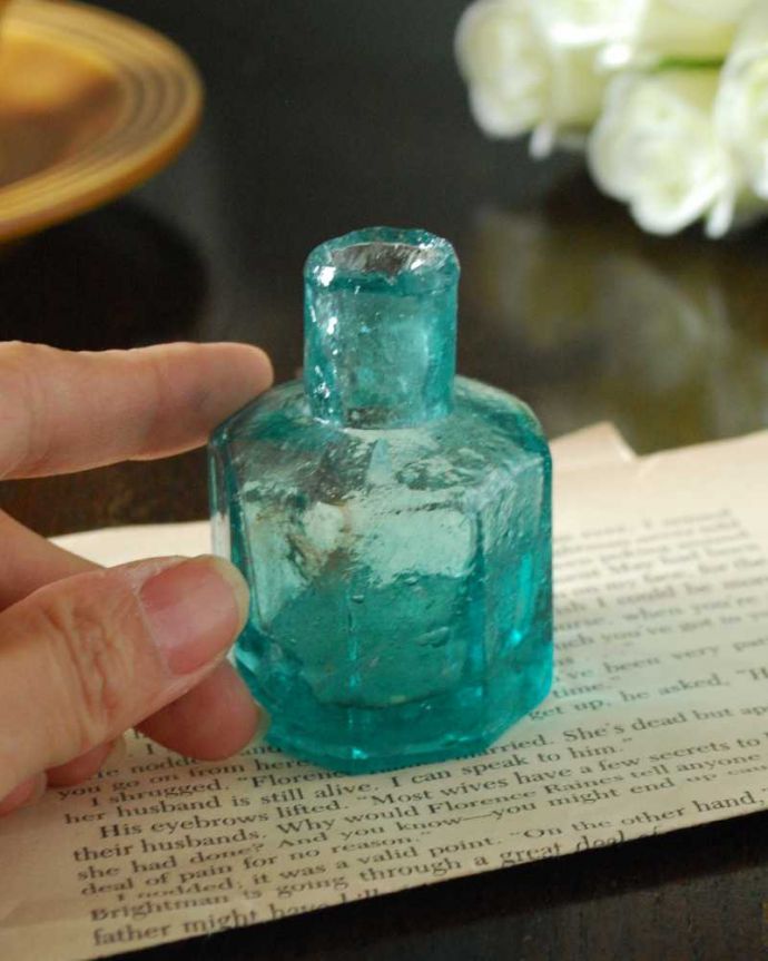 アンティーク ガラスボトル　アンティーク雑貨　ガラスのアンティーク雑貨、ブルーグリーンがきれいな八角形のインクボトル。一つ一つ違うガラスの表情いろんな形があったり、ちょっと不恰好だったり、気泡が入っている･･･そんな所がアンティークらしさなんです。(m-2897-z)