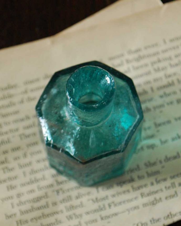 アンティーク ガラスボトル　アンティーク雑貨　ガラスのアンティーク雑貨、ブルーグリーンがきれいな八角形のインクボトル。上から見るとこんな感じですアンティークなので多少のキズやカケがある場合はありますが、使用上問題はありませんのでご了承下さい。(m-2897-z)