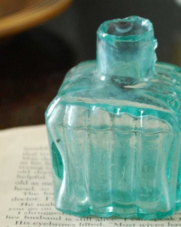 アンティーク ガラスボトル　アンティーク雑貨　ストライプ模様が可愛いイギリスで見つけたアンティークインクボトル。昔の文具用品の必須アイテム今のようにボールペンがない時代、ここに入ったインクをペン先に付けながら書いていたんだな･･･と思うだけで、なんだかワクワクする小さなアンティークです。(m-2899-z)