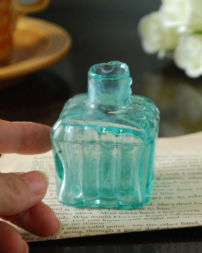 アンティーク ガラスボトル　アンティーク雑貨　ストライプ模様が可愛いイギリスで見つけたアンティークインクボトル。一つ一つ違うガラスの表情いろんな形があったり、ちょっと不恰好だったり、気泡が入っている･･･そんな所がアンティークらしさなんです。(m-2899-z)