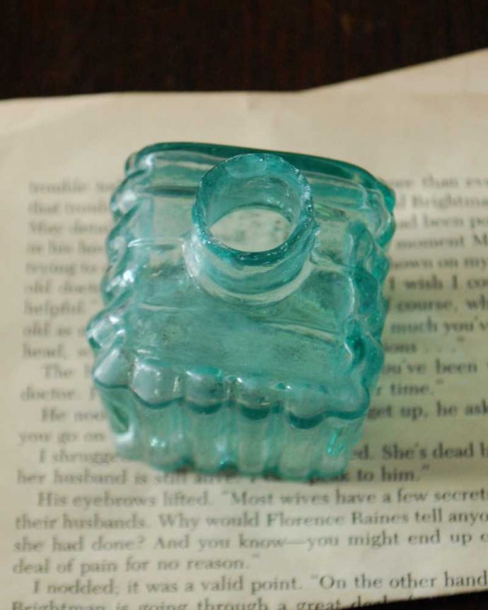 アンティーク ガラスボトル　アンティーク雑貨　ストライプ模様が可愛いイギリスで見つけたアンティークインクボトル。上から見るとこんな感じですアンティークなので多少のキズやカケがある場合はありますが、使用上問題はありませんのでご了承下さい。(m-2899-z)