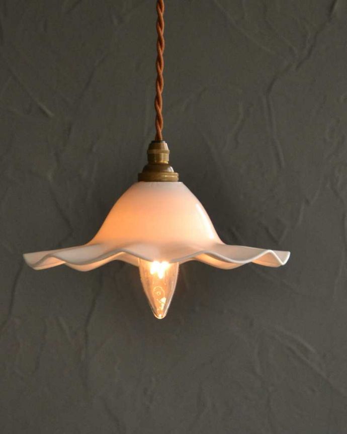 ペンダントライト　照明・ライティング　ミルクガラスのアンティークペンダントライト(コード・シャンデリア電球・ギャラリーなし) 。。(m-2903-z)