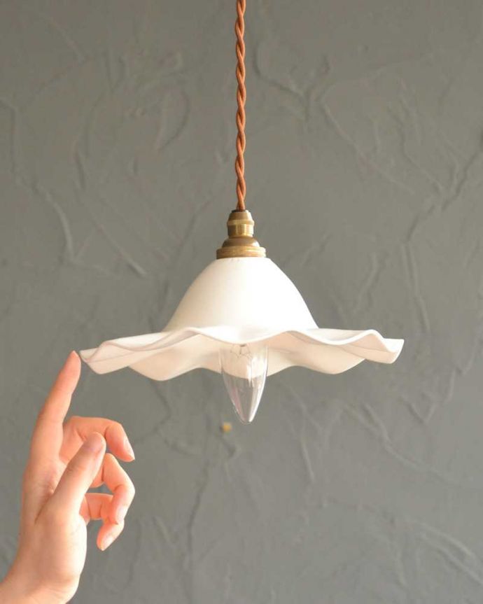 ペンダントライト　照明・ライティング　ミルクガラスのアンティークペンダントライト(コード・シャンデリア電球・ギャラリーなし) 。。(m-2903-z)