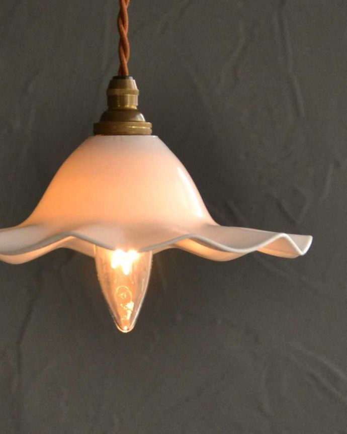 ペンダントライト　照明・ライティング　ミルクガラスのアンティークペンダントライト(コード・シャンデリア電球・ギャラリーなし) 。。(m-2903-z)