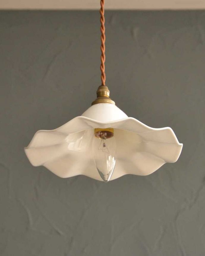 ペンダントライト　照明・ライティング　ミルクガラスのアンティークペンダントライト(コード・シャンデリア電球・ギャラリーなし) 。。(m-2903-z)