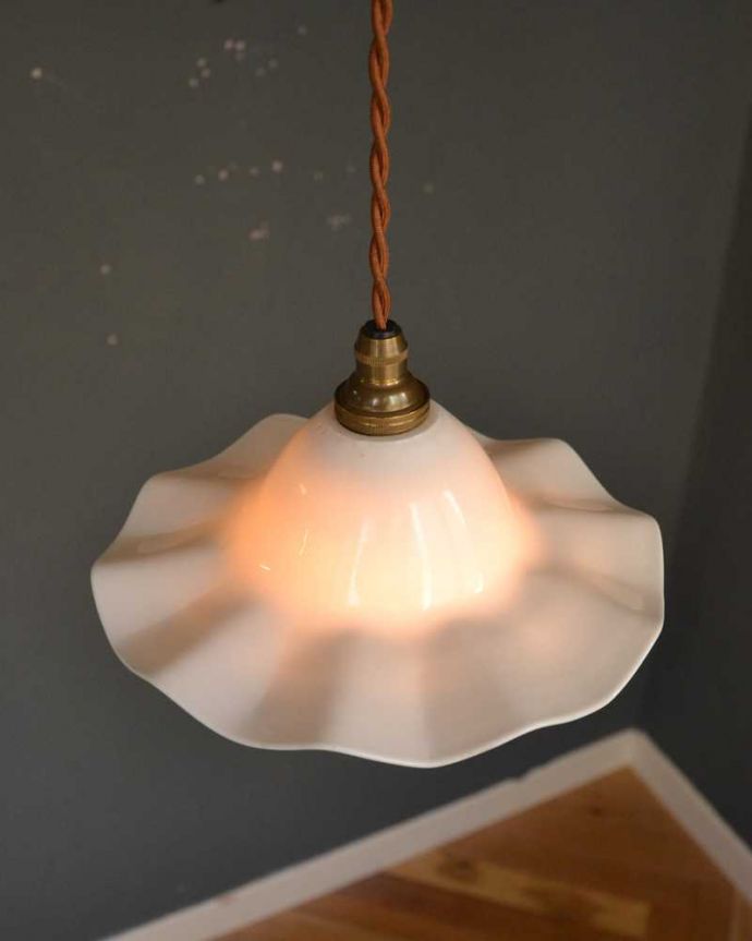 ペンダントライト　照明・ライティング　ミルクガラスのアンティークペンダントライト(コード・シャンデリア電球・ギャラリーなし) 。。(m-2903-z)