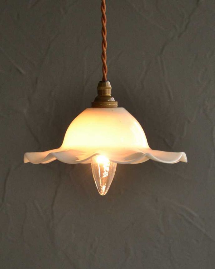 ペンダントライト　照明・ライティング　オレンジ色の温かい灯り、アンティークガラスのペンダントライト(コード・シャンデリア電球・ギャラリーなし)。。(m-2904-z)