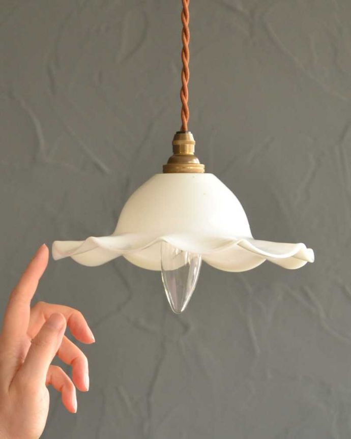 ペンダントライト　照明・ライティング　オレンジ色の温かい灯り、アンティークガラスのペンダントライト(コード・シャンデリア電球・ギャラリーなし)。。(m-2904-z)