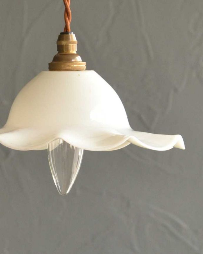 ペンダントライト　照明・ライティング　オレンジ色の温かい灯り、アンティークガラスのペンダントライト(コード・シャンデリア電球・ギャラリーなし)。。(m-2904-z)