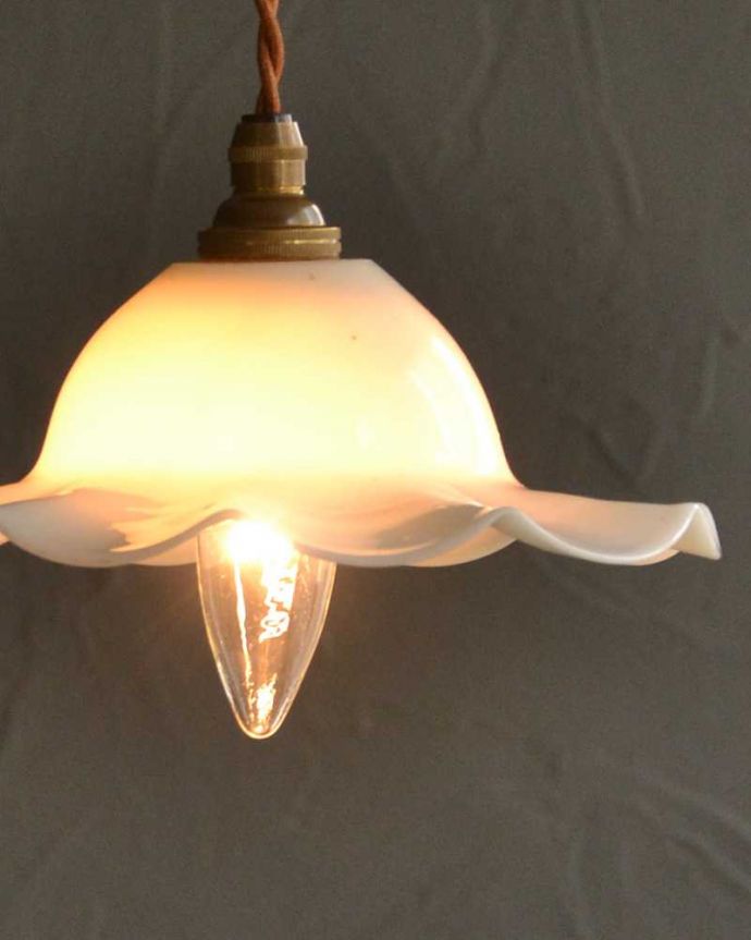 ペンダントライト　照明・ライティング　オレンジ色の温かい灯り、アンティークガラスのペンダントライト(コード・シャンデリア電球・ギャラリーなし)。。(m-2904-z)