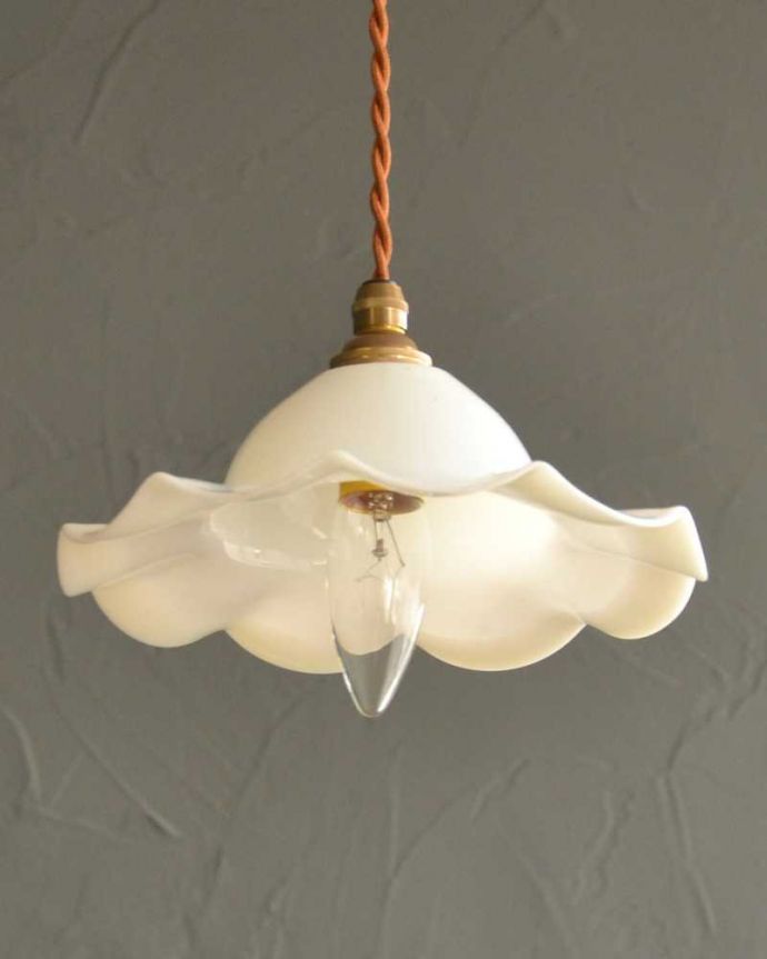 ペンダントライト　照明・ライティング　オレンジ色の温かい灯り、アンティークガラスのペンダントライト(コード・シャンデリア電球・ギャラリーなし)。。(m-2904-z)