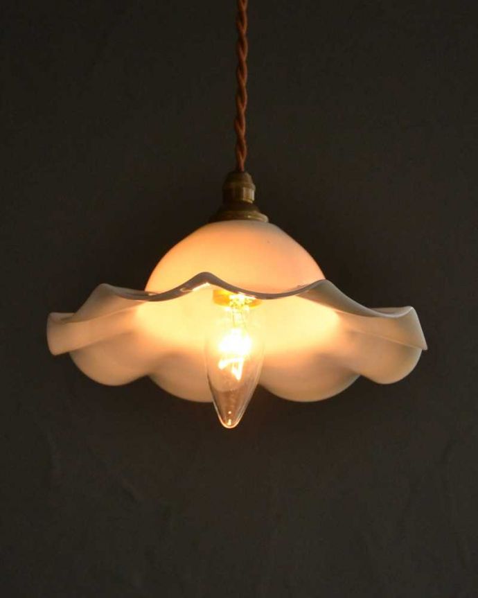 ペンダントライト　照明・ライティング　オレンジ色の温かい灯り、アンティークガラスのペンダントライト(コード・シャンデリア電球・ギャラリーなし)。。(m-2904-z)