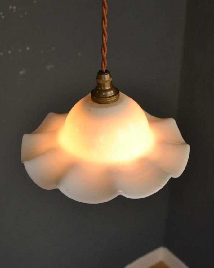 ペンダントライト　照明・ライティング　オレンジ色の温かい灯り、アンティークガラスのペンダントライト(コード・シャンデリア電球・ギャラリーなし)。。(m-2904-z)