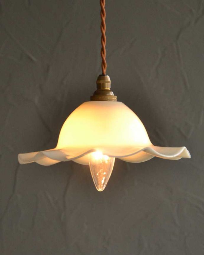 ペンダントライト　照明・ライティング　ミルクガラスのアンティークガラスのペンダントライト(コード・シャンデリア電球・ギャラリーなし)。。(m-2905-z)