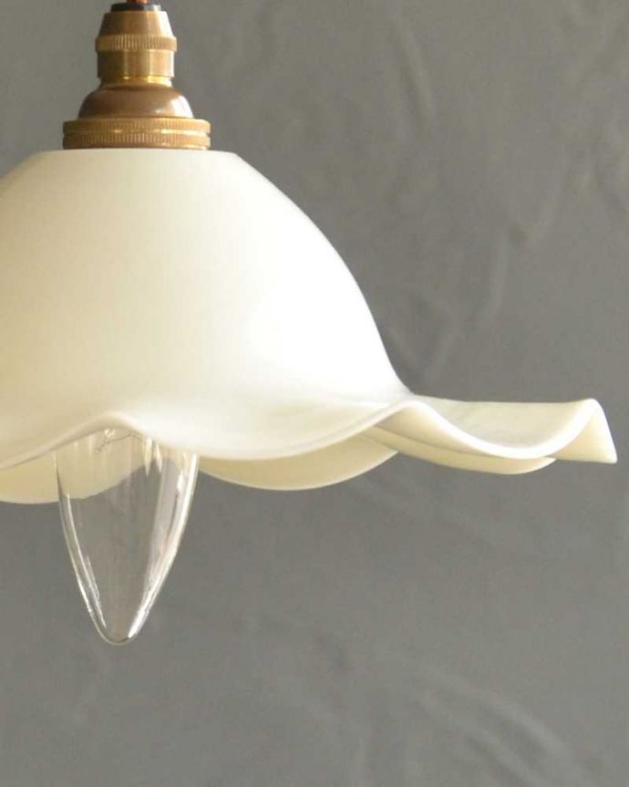 ペンダントライト　照明・ライティング　ミルクガラスのアンティークガラスのペンダントライト(コード・シャンデリア電球・ギャラリーなし)。。(m-2905-z)