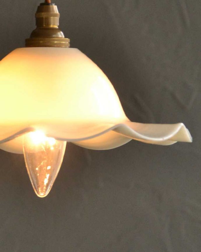 ペンダントライト　照明・ライティング　ミルクガラスのアンティークガラスのペンダントライト(コード・シャンデリア電球・ギャラリーなし)。。(m-2905-z)