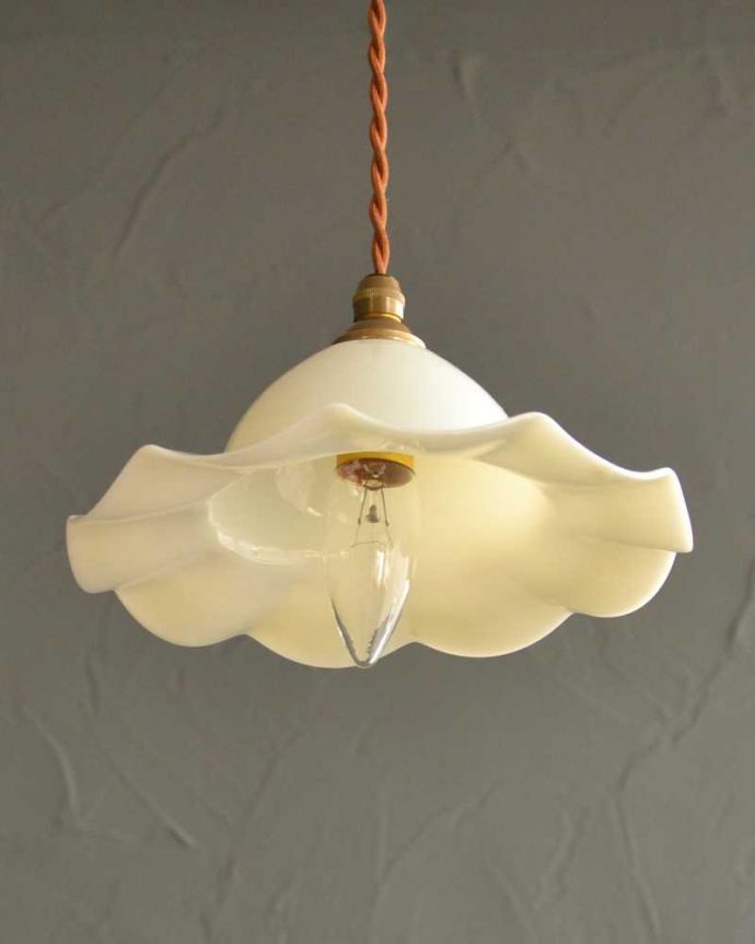 ペンダントライト　照明・ライティング　ミルクガラスのアンティークガラスのペンダントライト(コード・シャンデリア電球・ギャラリーなし)。。(m-2905-z)