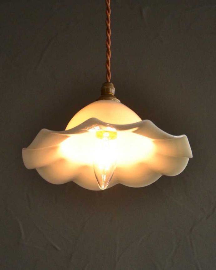 ペンダントライト　照明・ライティング　ミルクガラスのアンティークガラスのペンダントライト(コード・シャンデリア電球・ギャラリーなし)。。(m-2905-z)