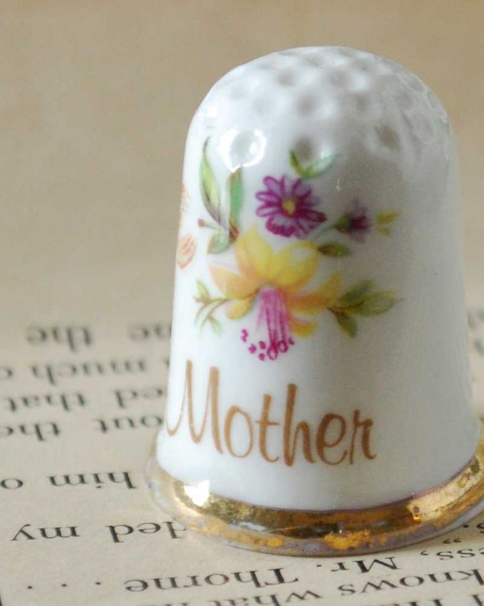 アンティーク 陶磁器の雑貨　アンティーク雑貨　母の日に・・・Mothers お花のブーケが美しいイギリスで見つけたアンティークシンブル。幸運を呼ぶ女性のためのコレクションアイテムシンブルとは、上流階級の女性がたしなみとして行ったお裁縫の時に使った指ぬきのこと。(m-2908-z)