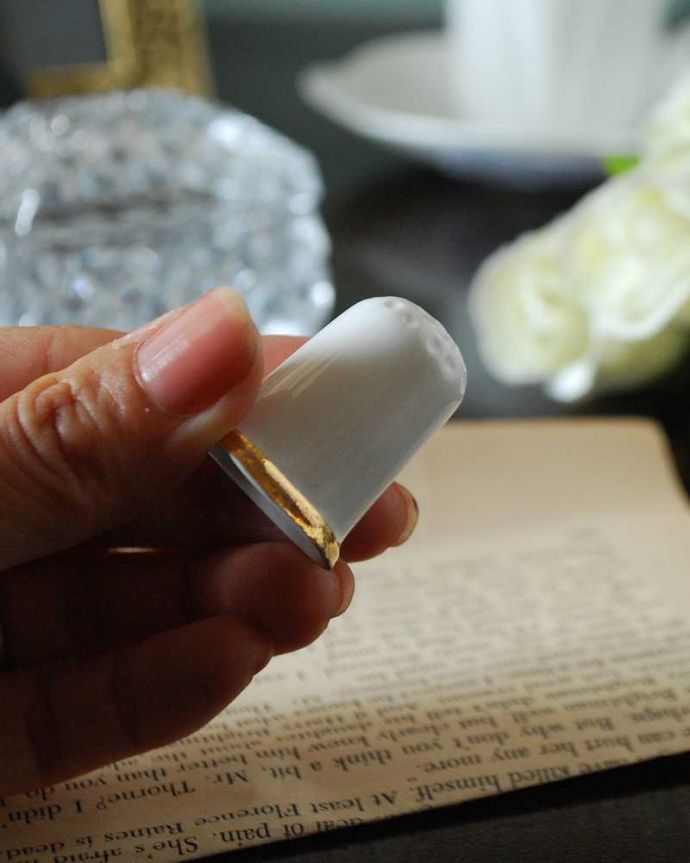 アンティーク 陶磁器の雑貨　アンティーク雑貨　母の日に・・・Mothers お花のブーケが美しいイギリスで見つけたアンティークシンブル。コレクションしたくなる可愛らしさ指の帽子（finger hat)とも呼ばれるコロンとした形。(m-2908-z)