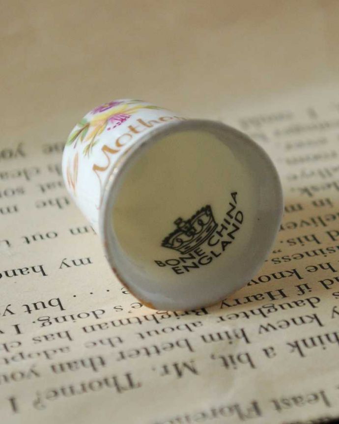 アンティーク 陶磁器の雑貨　アンティーク雑貨　母の日に・・・Mothers お花のブーケが美しいイギリスで見つけたアンティークシンブル。キレイなものだけを買い付けていますアンティークは新品ではなので多少のキズ・汚れがある場合がありますが、キレイなもを買い付けてきました。(m-2908-z)