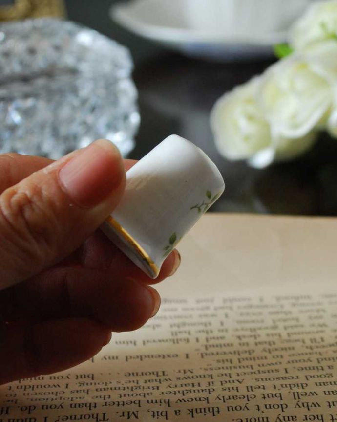 アンティーク 陶磁器の雑貨 アンティーク雑貨 黄色いお花が可愛いアンティークマンスリーシンブル(October)。コレクションしたくなる可愛らしさ指の帽子(finger hat)とも呼ばれるコロンとした形。(m-2910-z)