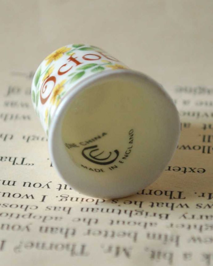 アンティーク 陶磁器の雑貨 アンティーク雑貨 黄色いお花が可愛いアンティークマンスリーシンブル(October)。キレイなものだけを買い付けていますアンティークは新品ではなので多少のキズ・汚れがある場合がありますが、キレイなもを買い付けてきました。(m-2910-z)