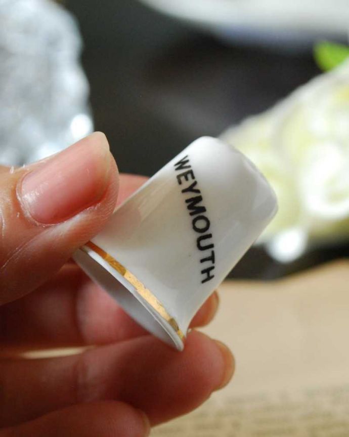アンティーク 陶磁器の雑貨 アンティーク雑貨 weymouth×ピンクのバラが華やかなイギリスで見つけたアンティークシンブル。コレクションしたくなる可愛らしさ指の帽子(finger hat)とも呼ばれるコロンとした形。(m-2912-z)