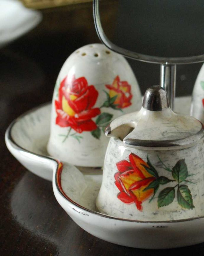 アンティーク 陶磁器の雑貨 アンティーク雑貨 ミッドウィンター社スタイルクラフトの「Rose Marie」アンティークの調味料入れセット。イギリスの食卓には欠かせないアイテム最後の味付けをするのは食べる人自身と言う個人主義を大切にするイギリスでは、食卓には欠かせないスパイスセット。(m-2921-z)