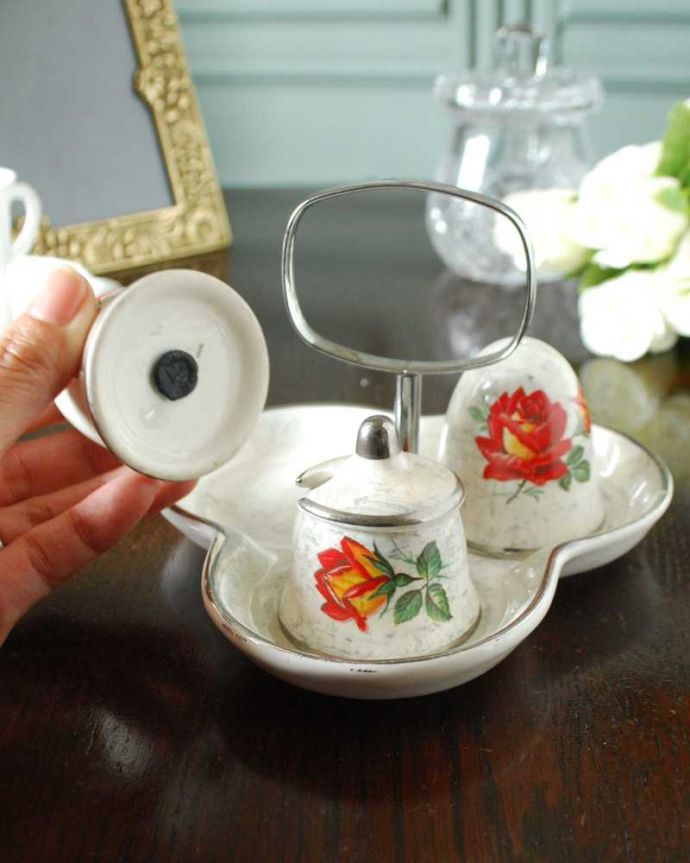 アンティーク 陶磁器の雑貨 アンティーク雑貨 ミッドウィンター社スタイルクラフトの「Rose Marie」アンティークの調味料入れセット。使う度に、なんだかワクワク食事の時間が楽しくなっちゃう美しいデザイン。(m-2921-z)