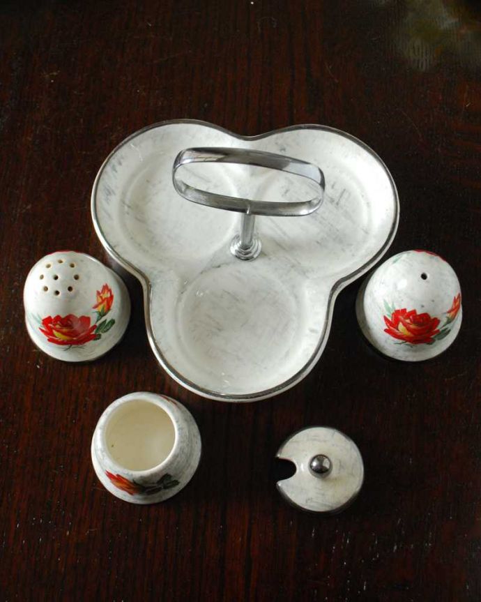 アンティーク 陶磁器の雑貨 アンティーク雑貨 ミッドウィンター社スタイルクラフトの「Rose Marie」アンティークの調味料入れセット。上から見るとこんな感じです。(m-2921-z)
