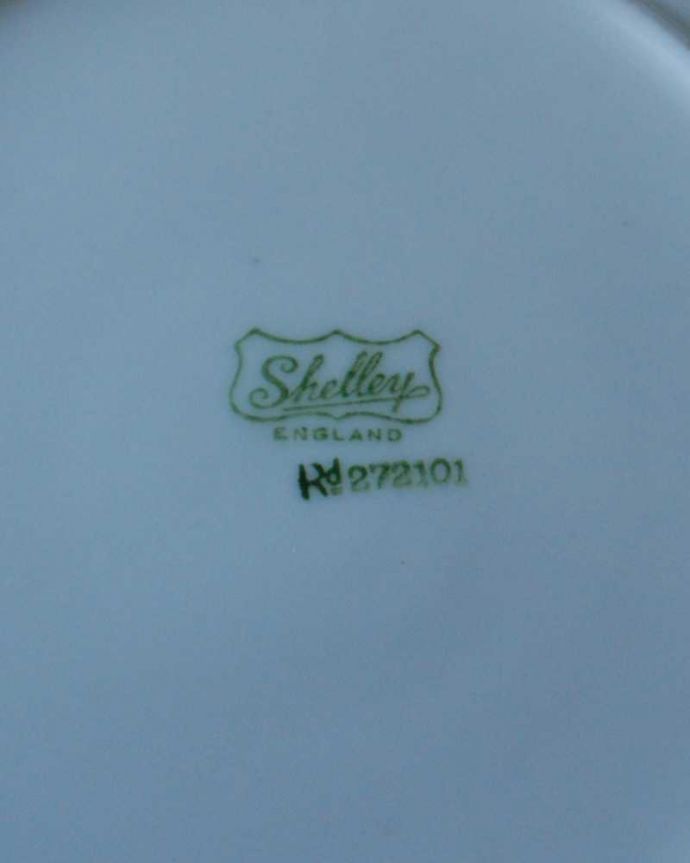 シェ―リー窯　アンティーク雑貨　シェリー窯のDaintyシェイプ（ホワイト）、アンティークプレート（ボウル）。裏側には品質の証製造メーカー保証の意味がこもった窯印、ポーセリンマークがあります。(m-2925-z)