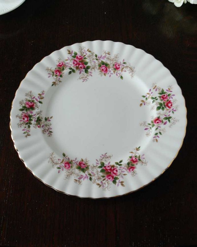 アンティーク 陶磁器の雑貨　アンティーク雑貨　イギリスで見つけたロイヤルアルバート社のアンティークバラプレート（ラベンダーローズシリーズ）。上から見るとこんな感じです状態のいいものだけを選んでいますが、アンティークなのでキズや欠けがある場合があります。(m-2930-z)