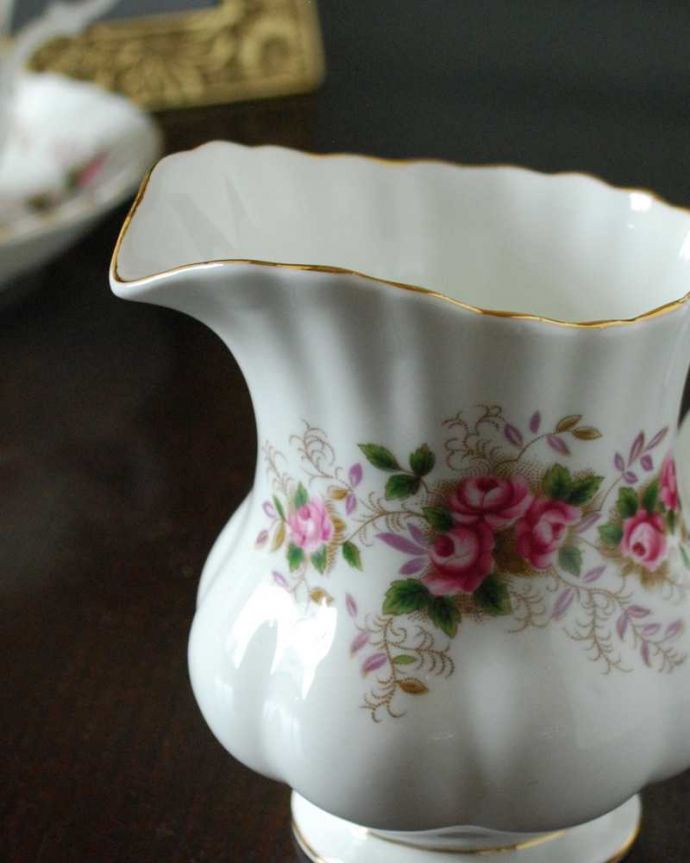 アンティーク 陶磁器の雑貨 アンティーク雑貨 イギリスで見つけたロイヤルアルバート社のアンティークバラミルクポット(ラベンダーローズシリーズ)。ロイヤルアルバートのラベンダーローズ葉っぱの一部がラベンダー色のロイヤルアルバート窯の「ラベンダーローズ」。(m-2935-z)