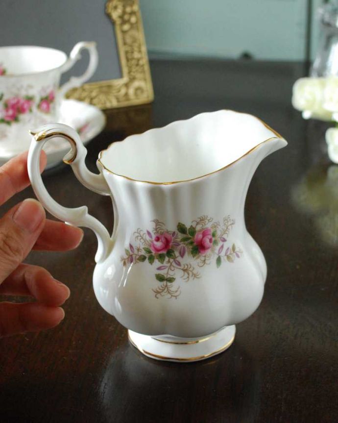 アンティーク 陶磁器の雑貨 アンティーク雑貨 イギリスで見つけたロイヤルアルバート社のアンティークバラミルクポット(ラベンダーローズシリーズ)。自分だけの使い方で使ってみましょうたっぷりミルクが注げるように、英国のミルクピッチャーのサイズは他の国のものと比べて大きめに作られていて実用的。(m-2935-z)