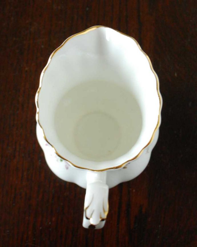 アンティーク 陶磁器の雑貨 アンティーク雑貨 イギリスで見つけたロイヤルアルバート社のアンティークバラミルクポット(ラベンダーローズシリーズ)。上から見るとこんな感じです状態のいいものだけを選んでいますが、アンティークなのでキズや欠けがある場合があります。(m-2935-z)