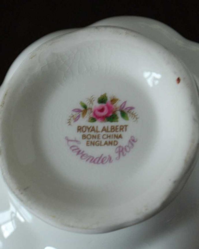 アンティーク 陶磁器の雑貨 アンティーク雑貨 イギリスで見つけたロイヤルアルバート社のアンティークバラミルクポット(ラベンダーローズシリーズ)。裏側には品質の証バックスタンプに可愛い絵が描かれているのもロイヤルアルバートの魅力です。(m-2935-z)