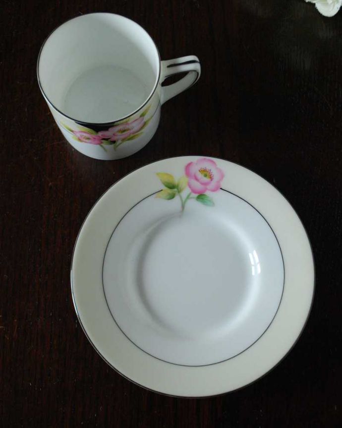 アンティーク 陶磁器の雑貨 アンティーク雑貨 イギリスから戻ってきたアンティーク、ピンクのお花が可愛いマルキ印のオールドノリタケのカップ&ソーサー。上から見るとこんな感じです状態のいいものだけを選んでいますが、アンティークなのでキズや欠けがある場合があります。(m-2937-z)