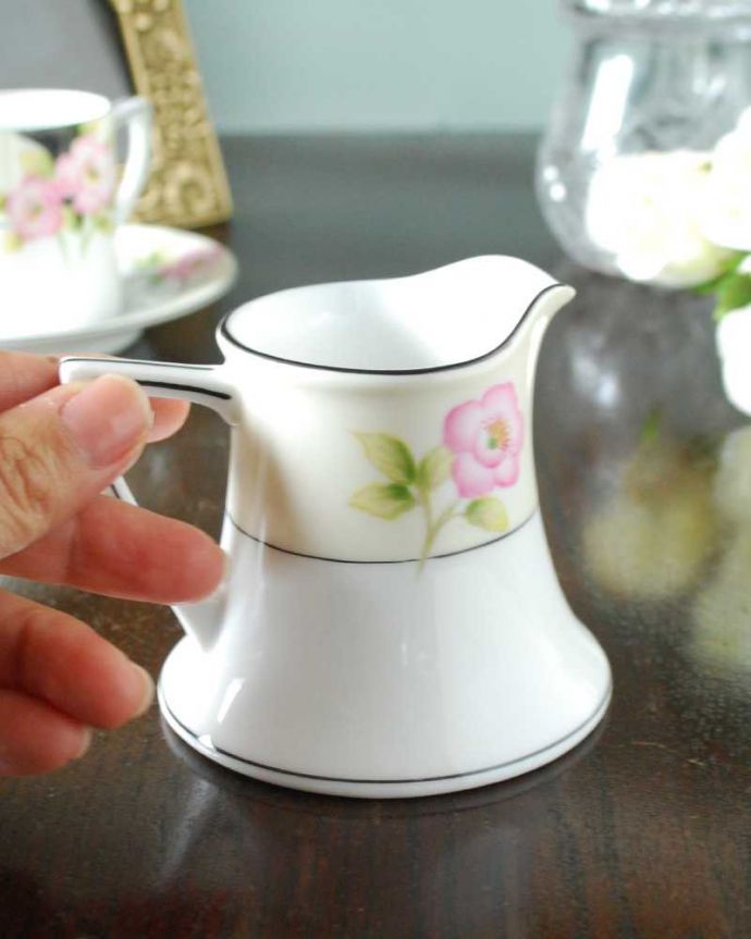 アンティーク 陶磁器の雑貨　アンティーク雑貨　イギリスから戻ってきたアンティーク、ピンクのお花が可愛いマルキ印のオールドノリタケのピッチャー。自分だけの使い方で使ってみましょうたっぷりミルクが注げるように、英国のミルクピッチャーのサイズは他の国のものと比べて大きめに作られていて実用的。(m-2938-z)