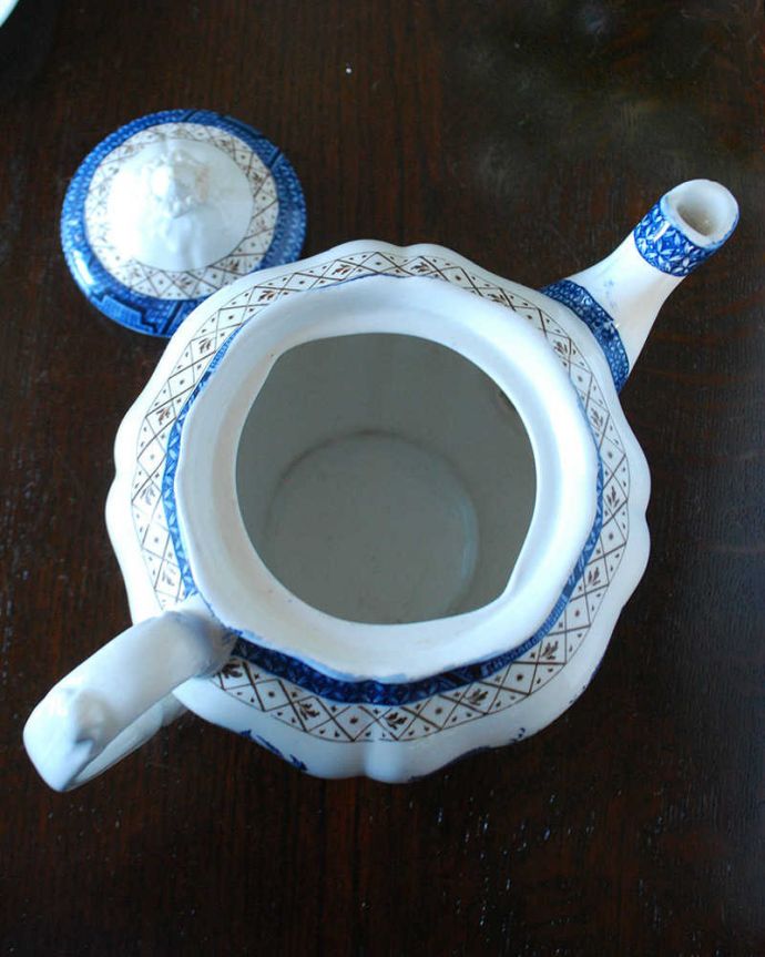 アンティーク 陶磁器の雑貨　アンティーク雑貨　英国から届いたアンティークティーポット、ブルーとホワイトの模様が美しいウィローパターン。上から見るとこんな感じです状態のいいものだけを選んでいますが、アンティークなのでキズや欠けがある場合があります。(m-2939-z)