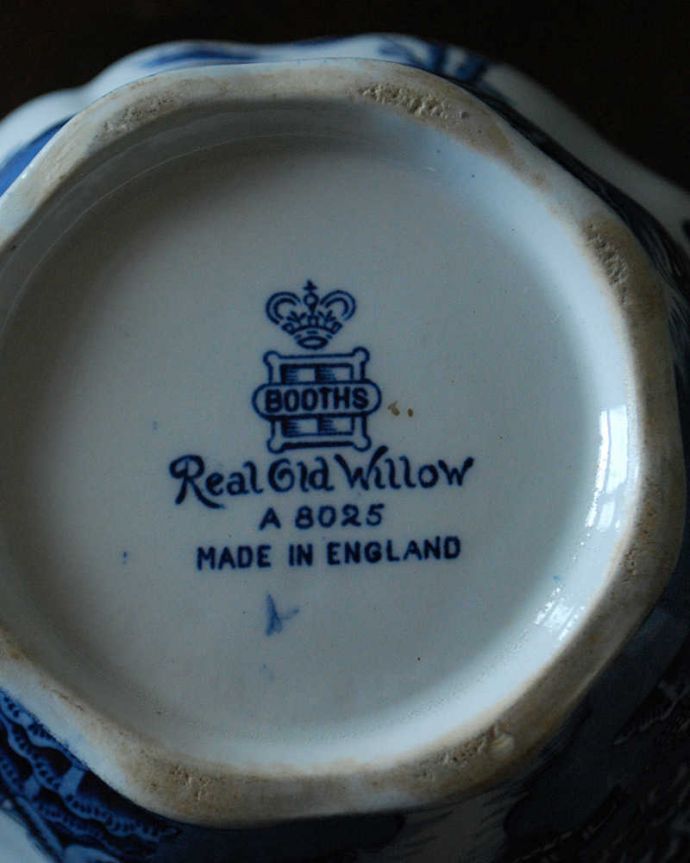 アンティーク 陶磁器の雑貨　アンティーク雑貨　英国から届いたアンティークティーポット、ブルーとホワイトの模様が美しいウィローパターン。裏側には品質の証製造メーカー保証の意味がこもった窯印、ポーセリンマークがあります。(m-2939-z)