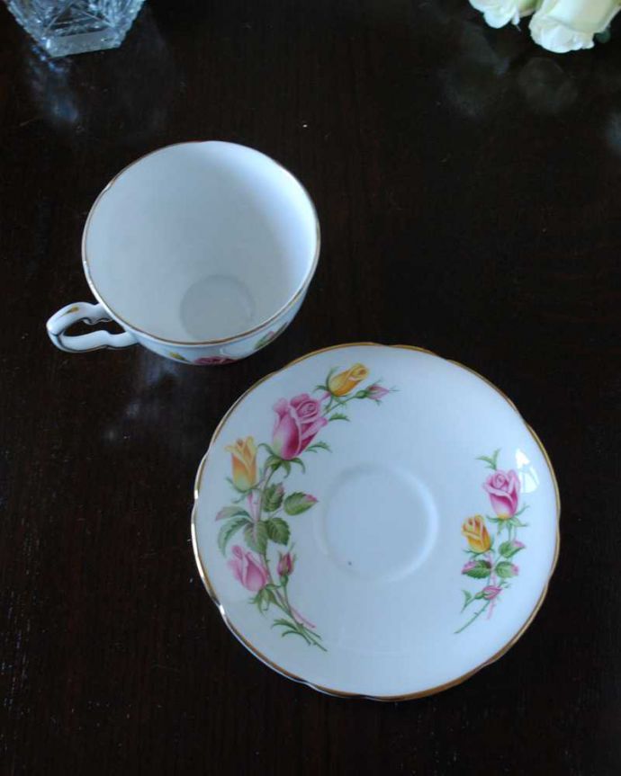 アンティーク 陶磁器の雑貨　アンティーク雑貨　ロイヤルスタッフォードの薔薇がエレガントなアンティークカップ＆ソーサー。上から見るとこんな感じです状態のいいものだけを選んでいますが、アンティークなのでキズや欠けがある場合があります。(m-2942-z)
