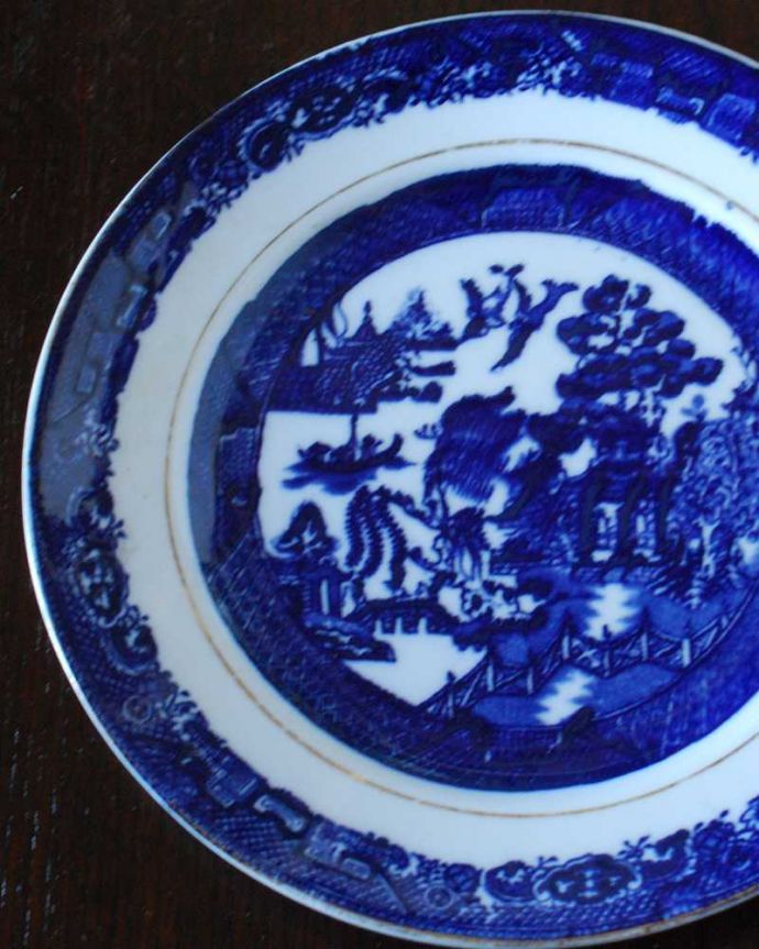 アンティーク 陶磁器の雑貨　アンティーク雑貨　英国伝統のウィローパターンが美しいアンティークのプレート。実用的にも飾っても使える華やなアンティークのプレートお料理を盛り付けるためだけのものではなく、お客様をもてなすために観賞用の目的もあったので、アンティークのプレートは、まるで絵画のように美しい模様なんです。(m-2948-z)