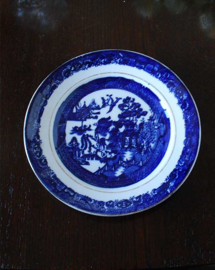 アンティーク 陶磁器の雑貨　アンティーク雑貨　英国伝統のウィローパターンが美しいアンティークのプレート。上から見るとこんな感じです状態のいいものだけを選んでいますが、アンティークなのでキズや欠けがある場合があります。(m-2948-z)