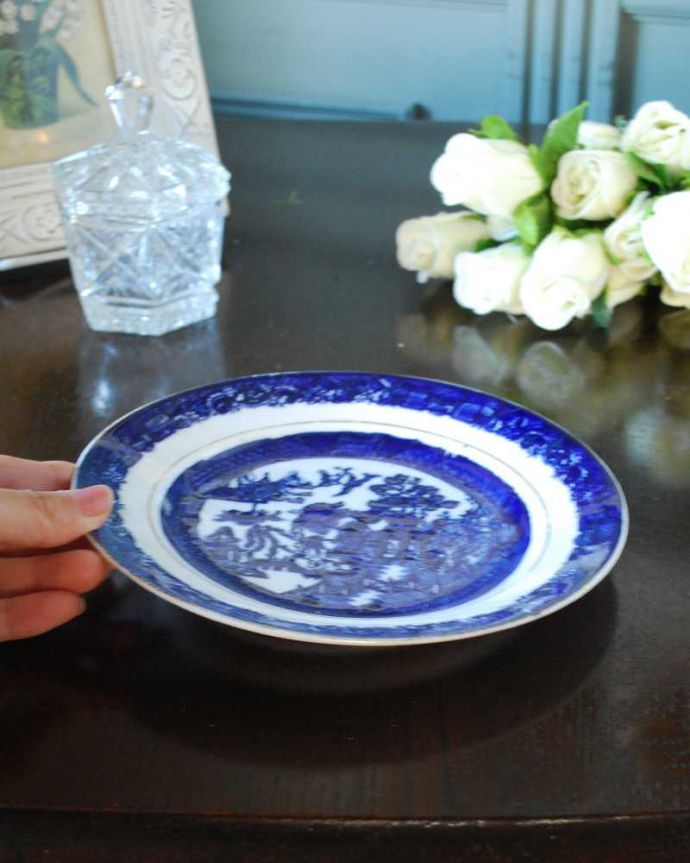 アンティーク 陶磁器の雑貨　アンティーク雑貨　英国伝統のウィローパターンが美しいアンティークのプレート。飾って使って楽しむアンティーク何個でも集めたくなっちゃう美しい柄のプレート。(m-2948-z)