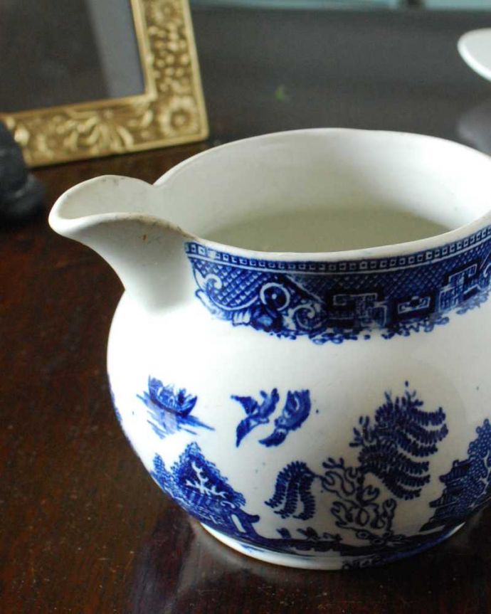 アンティーク 陶磁器の雑貨　アンティーク雑貨　イギリス輸入アンティーク雑貨、英国伝統のデザインウィローパターンのウォータージャグ。英国の家庭には必ずあるウォータージャグアルコールを飲まない人のためにテーブルの中央にお水を置いて置かれていたウォータージャグです。(m-2949-z)