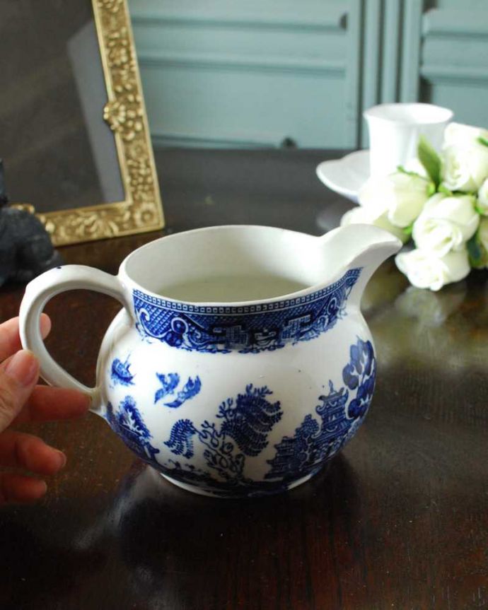 アンティーク 陶磁器の雑貨　アンティーク雑貨　イギリス輸入アンティーク雑貨、英国伝統のデザインウィローパターンのウォータージャグ。いろんな使い方が出来ます飲み物を入れるのはもちろんフラワーベースとしても使いやすい便利なサイズです。(m-2949-z)