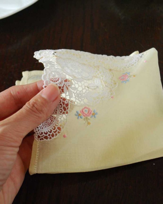 アンティーク 布製の雑貨　アンティーク雑貨　フランスで見つけたレースと刺繍が可愛いアンティークのドイリーハンカチ。コンディションの良いものだけを選びましたアンティークなので、多少の汚れやシミがある場合がありますが、キレイなものだけを選んできました。(m-2959-z)